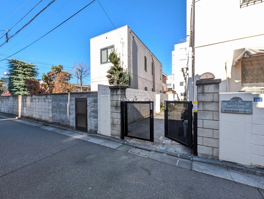 南ときわ台ローヤルコーポ　エントランス前